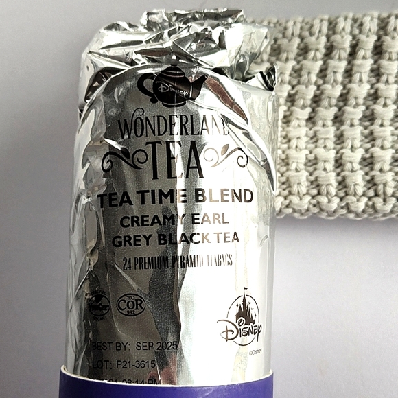 Dartington Dining Alice in Wonderland Glass and Disney Parks Wonderland Tea Set - Picture 6 of 10